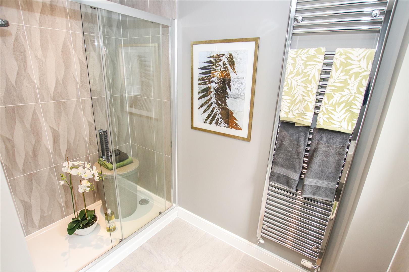 EN-SUITE SHOWER ROOM